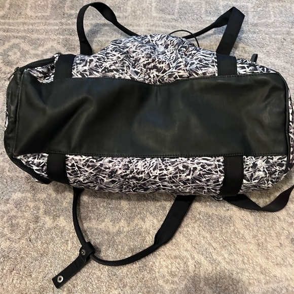 Lululemon Run Ways Duffel Ripple Seal Grey Black - Picture 4 of 7